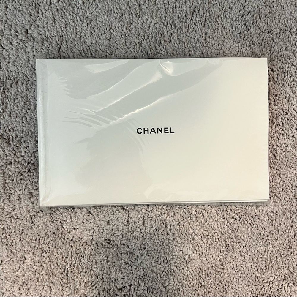 Chanel White Medium Classic Flap Bag - Picture 13 of 15